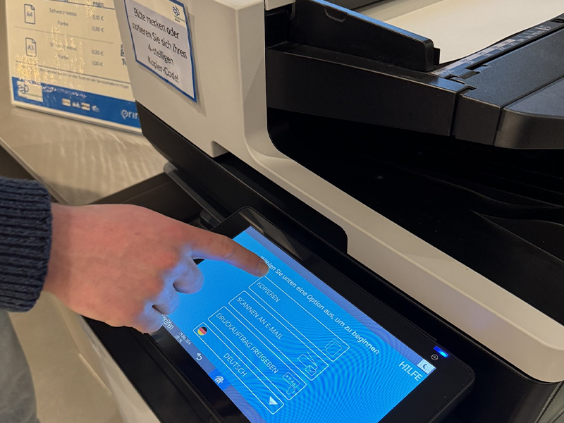 A visitor using Princh copy and scan interface in German language.